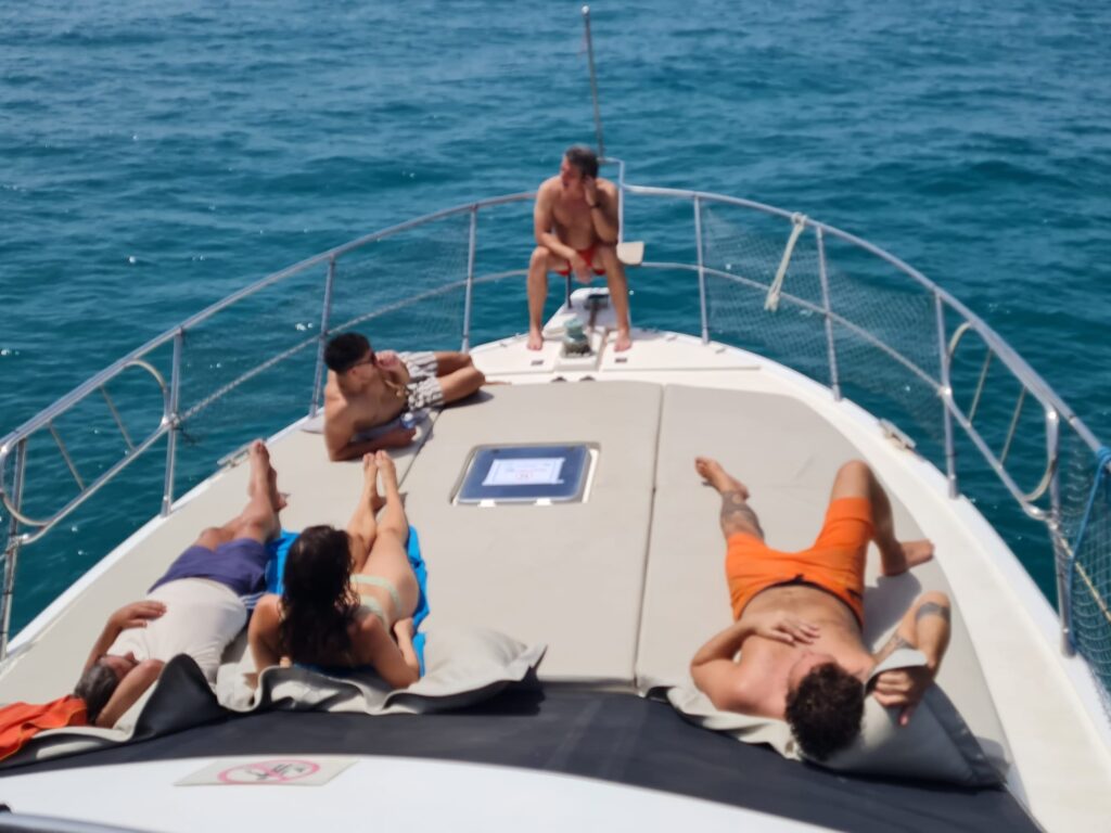 Fun day out boat trip swiming Chamuel